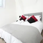 Plush 2-Bedroom Apartment Coventry City Center