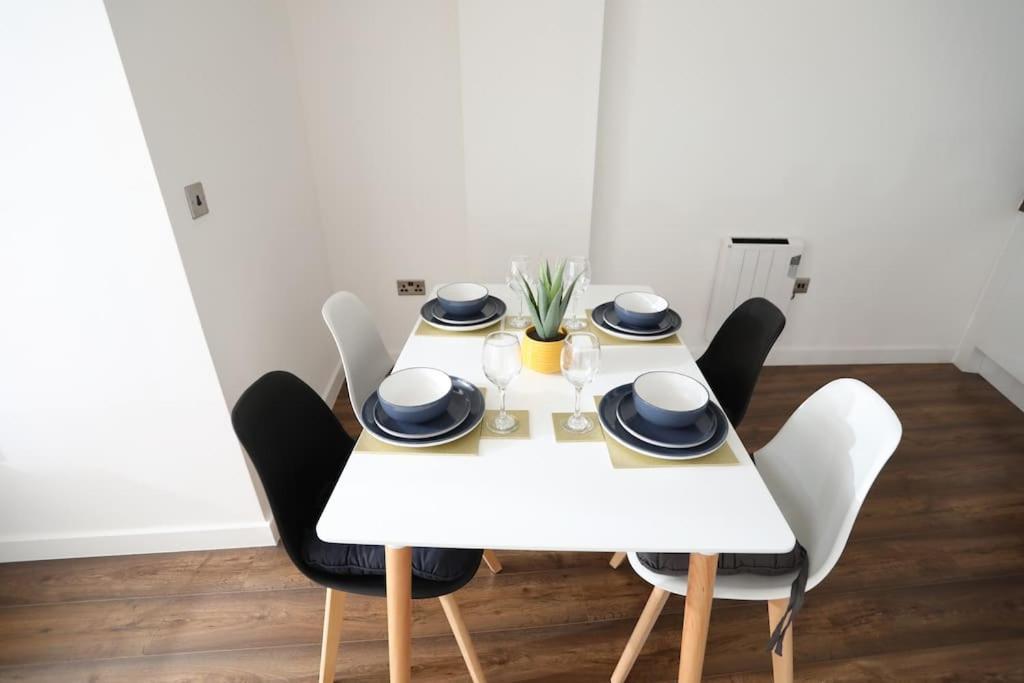 Plush 2-bedroom Center * Coventry