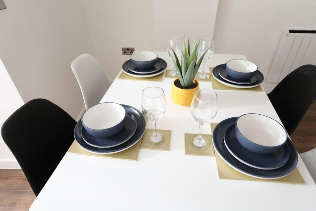 Plush 2-bedroom Center Coventry
