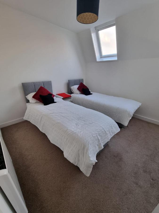 Plush 2-bedroom Center *