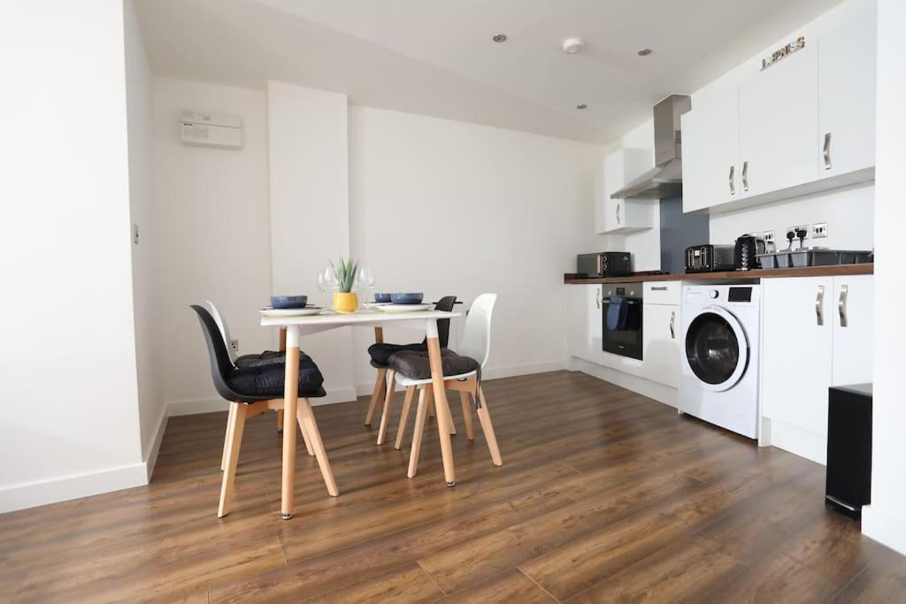 Apartment Plush 2-bedroom Center Coventry